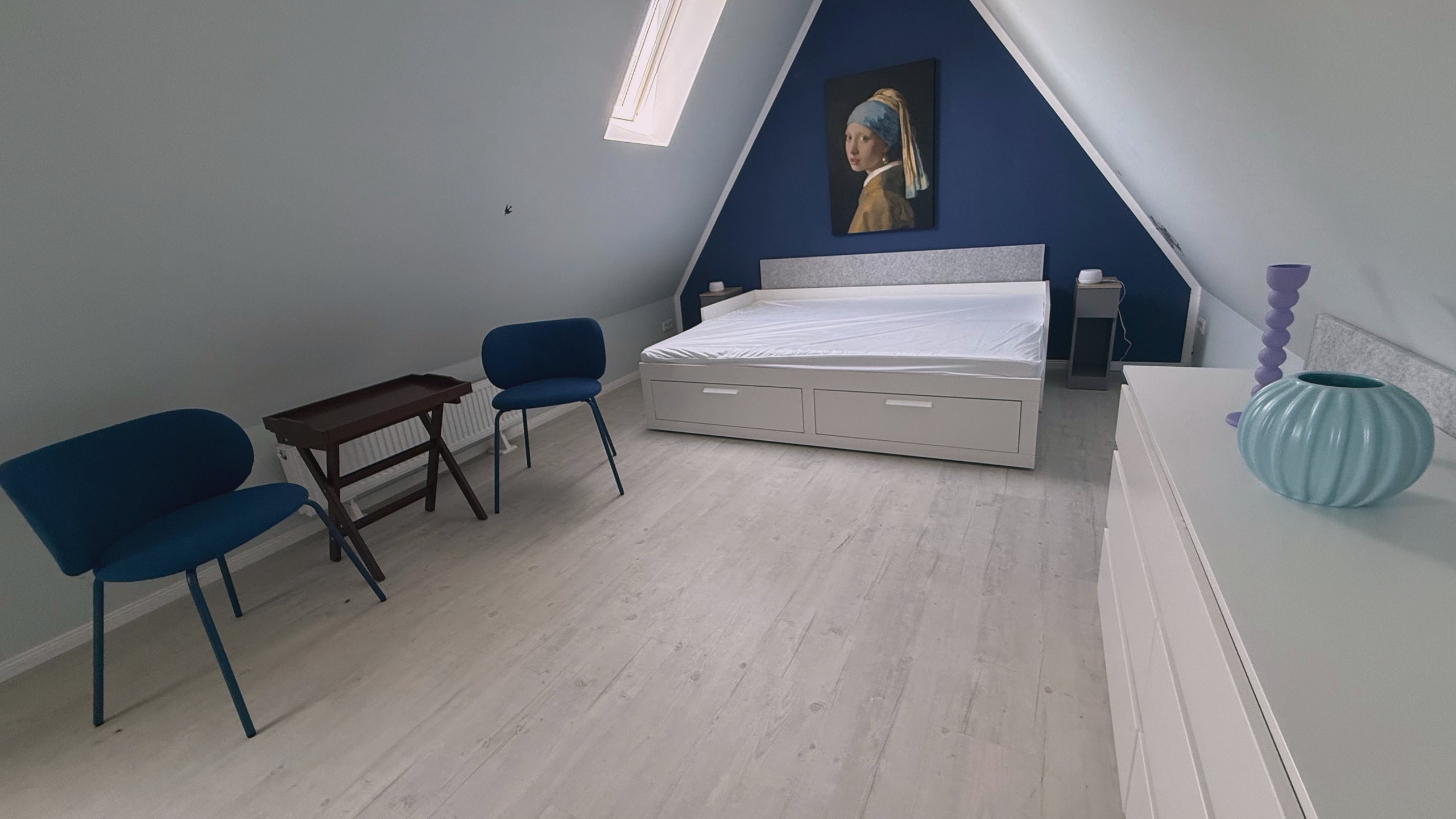 Dachgeschoss mit blauer Wand
