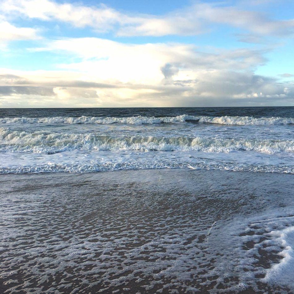Wellen rollen an den Strand der Nordsee