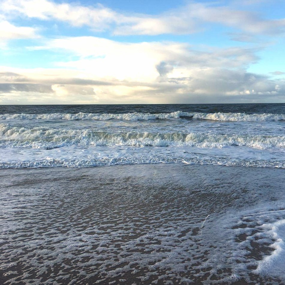 Wellen und Wolkenhimmel an der Nordsee